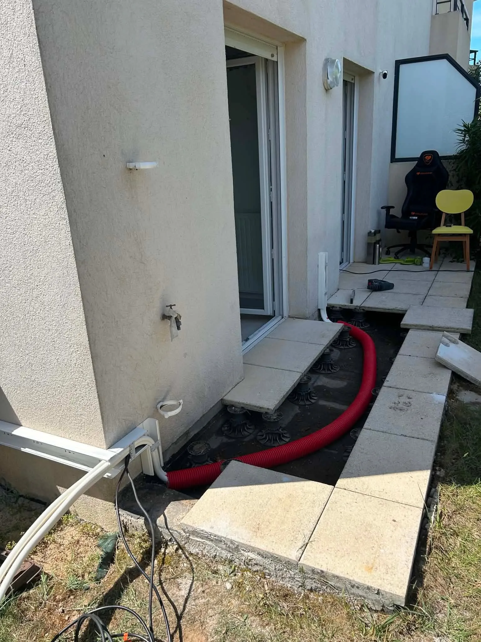 Installation d'un groupe extérieur sur plots